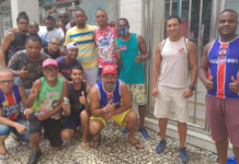 Integrantes do bloco 'As Muquiranas' fazem ato contra o assédio após mulher ser agredida durante desfile do grupo
