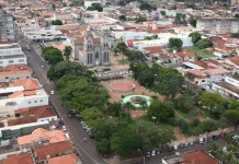 Frutal inicia Promoção de Natal 2025 com carreata e comércio em horário especial neste sábado (08)