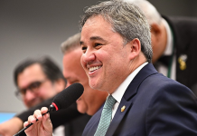 Efraim Filho declara apoio a Flávio Bolsonaro para presidência em 2026