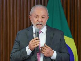 Lula afirma que educação pública não precisa de escolas cívico-militares ao sancionar novo PNE