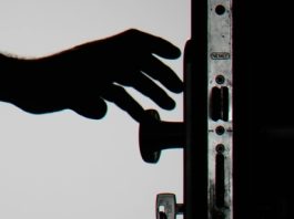 Criminosos invadem casa, rendem moradoras e levam R$ 15 mil em dinheiro e joias em Chapecó